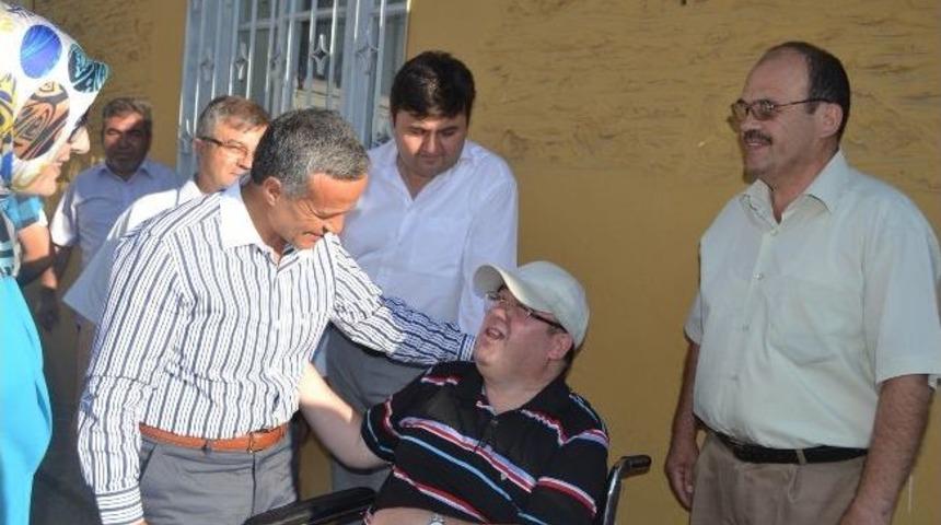 Engelli Şerif S&ouml;zer&rsquo;e Bayram Hediyesi Ak&uuml;l&uuml; Sandalye