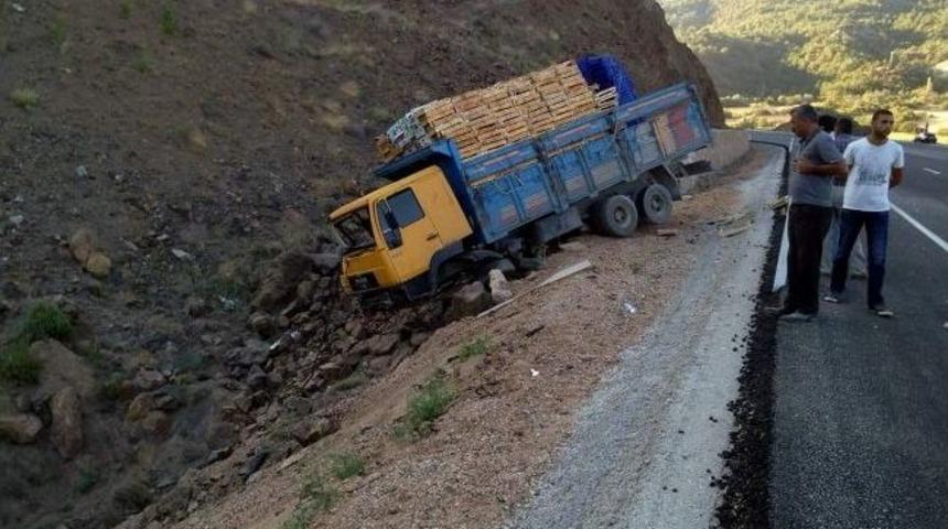 Koyulhisar&rsquo;da Trafik Kazası: 2 Yaralı