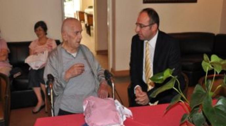 Bayramda Huzurevindeki &Ouml;ğretmenleri De Unutmayalım