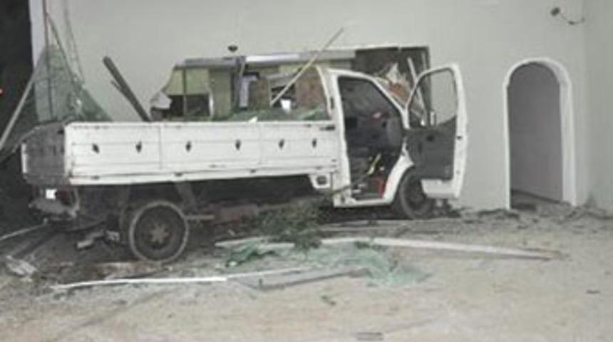 Kamyonet d&uuml;kkana girdi; 1 &ouml;l&uuml;, 2 yaralı