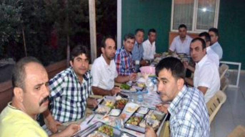 Kozan Belediyespor Y&ouml;neticileri Futbolcularla Iftar Yaptı
