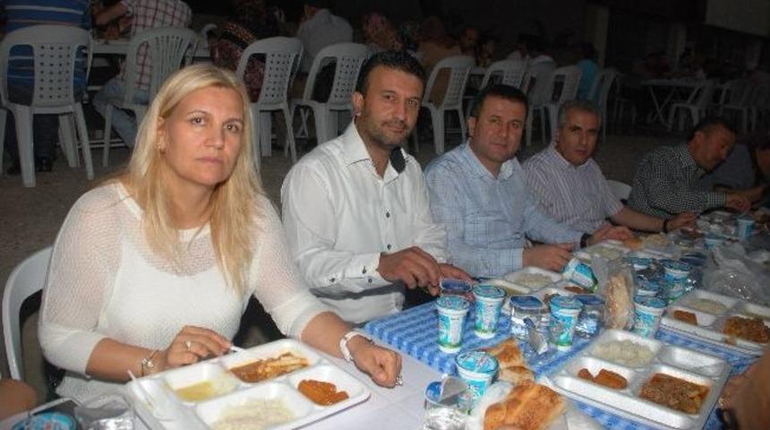 &Uuml;&ccedil; Mahalle Aynı Anda İftar A&ccedil;tı