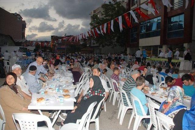 &Uuml;&ccedil; Mahalle Aynı Anda İftar A&ccedil;tı 2
