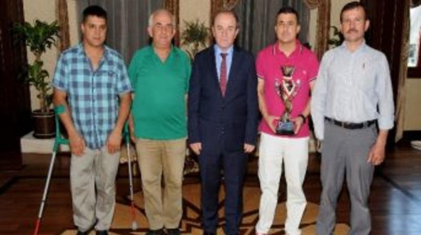 Kupalarını Vali &Ouml;zt&uuml;rk&rsquo;e Sundular