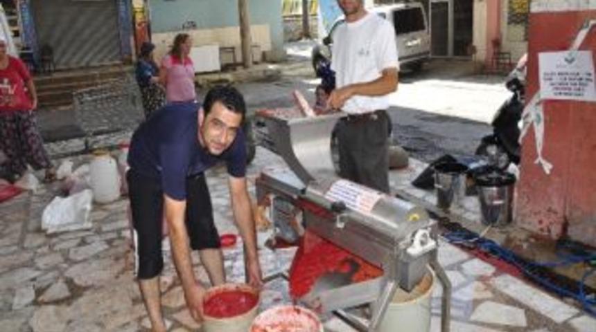 Torbalı Belediyesi&rsquo;nden &Uuml;cretsiz Domates Sıkım Hizmeti
