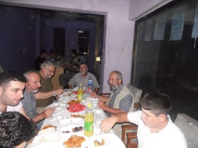 Anadolu Gençlik Derneği İftarda Bir Araya Geldi 1