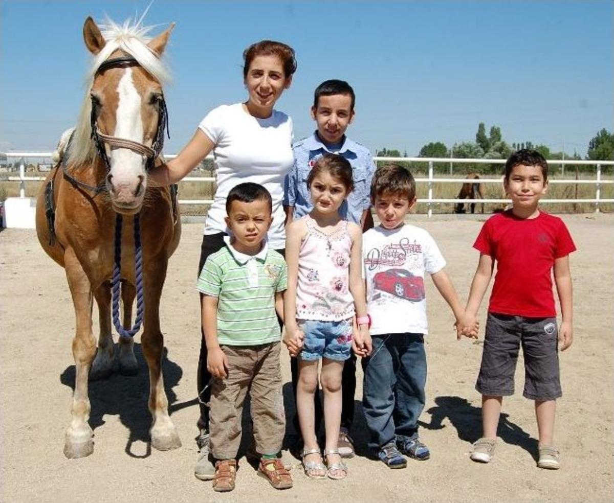 (&ouml;zel Haber) Engelleri At Sayesinde Aşıyorlar