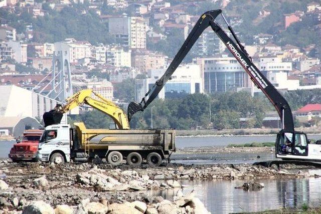 Körfez'de 600 Bin Ton Çamur Toplandı