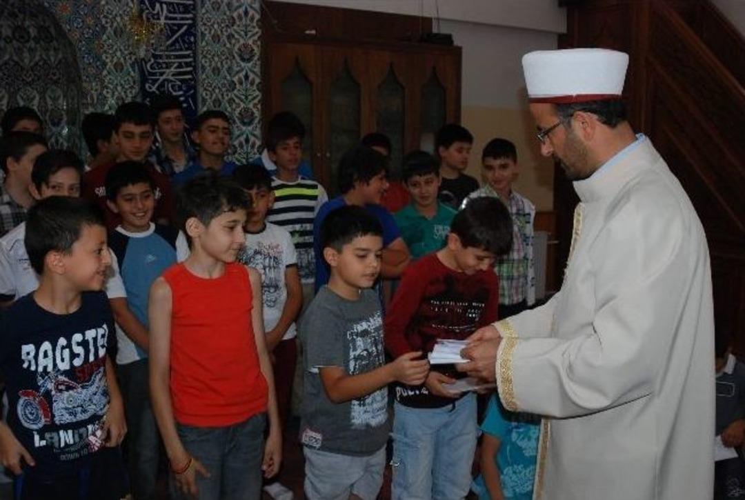 İmamdan &Ouml;ğrencilere Bayram Har&ccedil;lığı