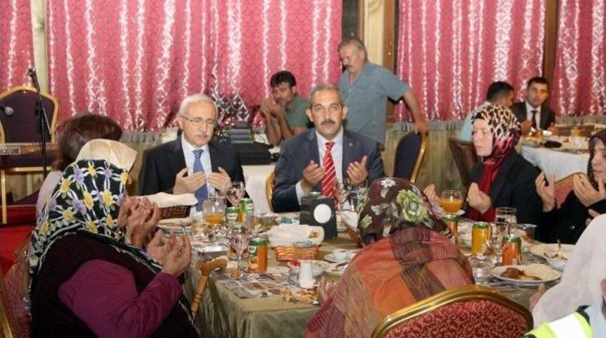 Sivas Belediyesi Yaşlılara Ve Kimsesiz &Ccedil;ocuklara İftar Programı D&uuml;zenledi