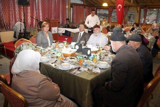 Sivas Belediyesi Yaşlılara Ve Kimsesiz &Ccedil;ocuklara İftar Programı D&uuml;zenledi 1