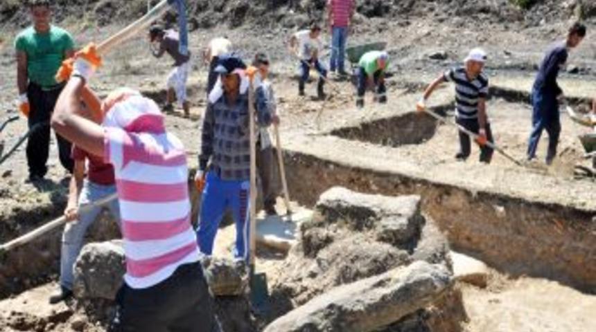 Posbıyık, Akheron Nekropol&uuml;&rsquo;nde Arkeolojik Kazı &Ccedil;alışmalarını Inceledi