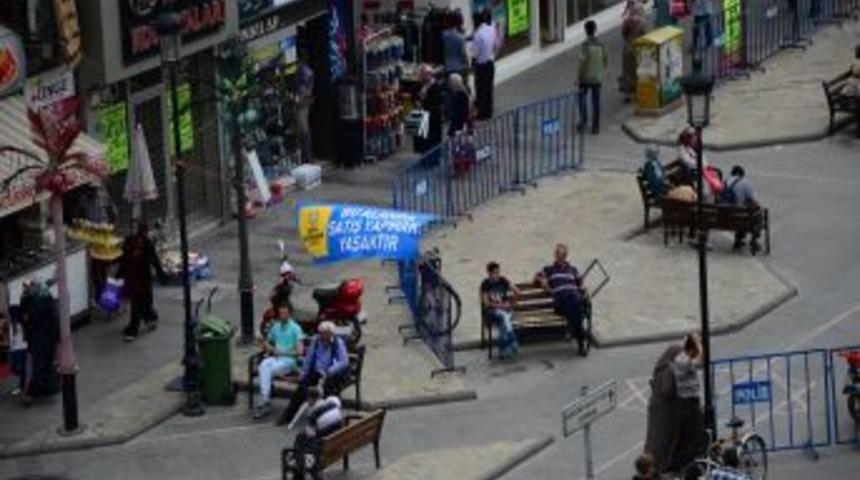 Seyyar Satıcıya Karşı Meydanlara &Ccedil;elik Barikat