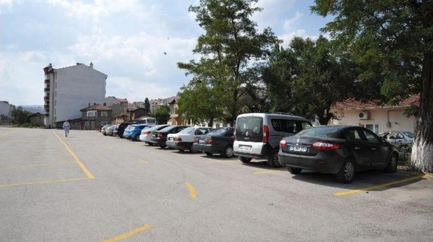 Boz&uuml;y&uuml;k'teki Park Sorunu &Ccedil;&ouml;z&uuml;ld&uuml;