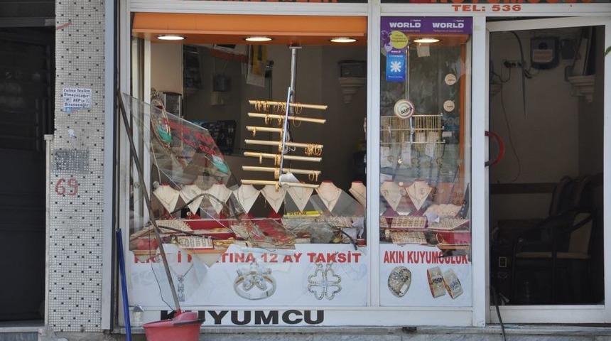 Camı Kırıp 3 Kilo Altın &Ccedil;aldılar