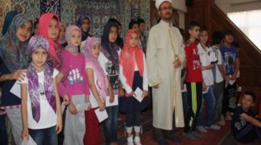 Kur&rsquo;an &Ouml;ğrenen Talebelere Bayram Har&ccedil;lığı Dağıtıldı