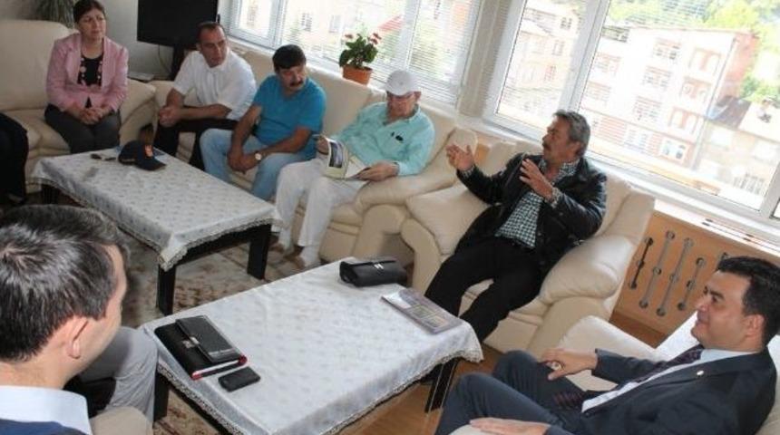 &Uuml;nl&uuml; Sanat&ccedil;ı Kadir İnanır'dan Barış &Ccedil;ağrısı