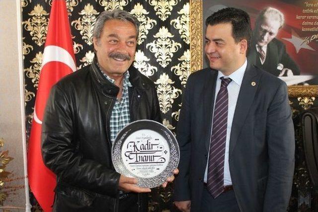 &Uuml;nl&uuml; Sanat&ccedil;ı Kadir İnanır dan Barış &Ccedil;ağrısı 1