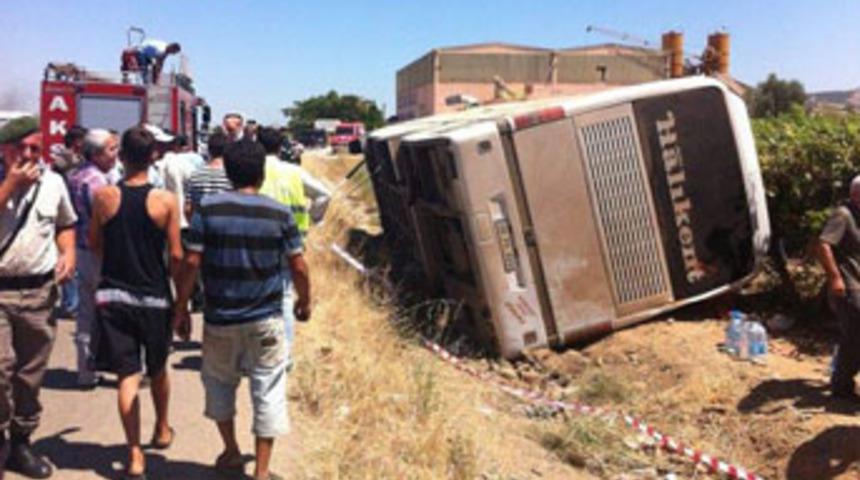 Manisa'da kaza: 2 &ouml;l&uuml;, 15 yaralı