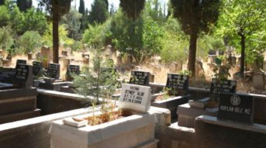 Mezarlıklar Bayrama Hazır