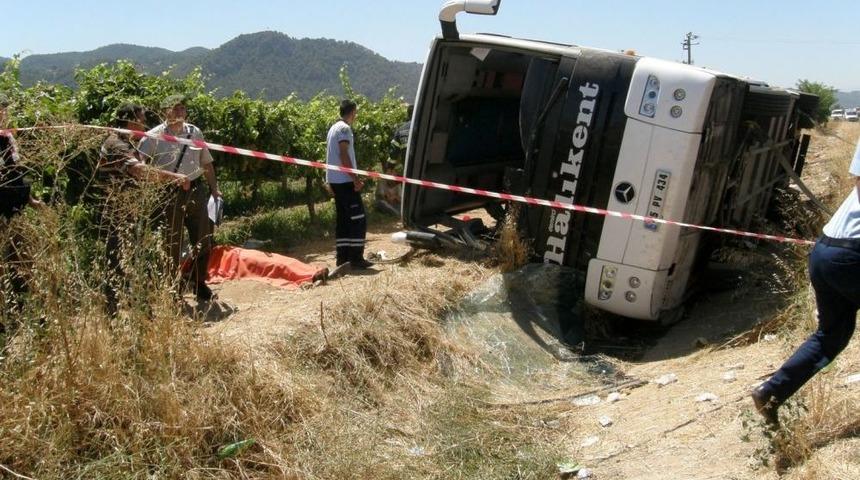 Manisa'da Yolcu Otob&uuml;s&uuml; Devrildi: 2 &Ouml;l&uuml;, Yaklaşık 40 Yaralı