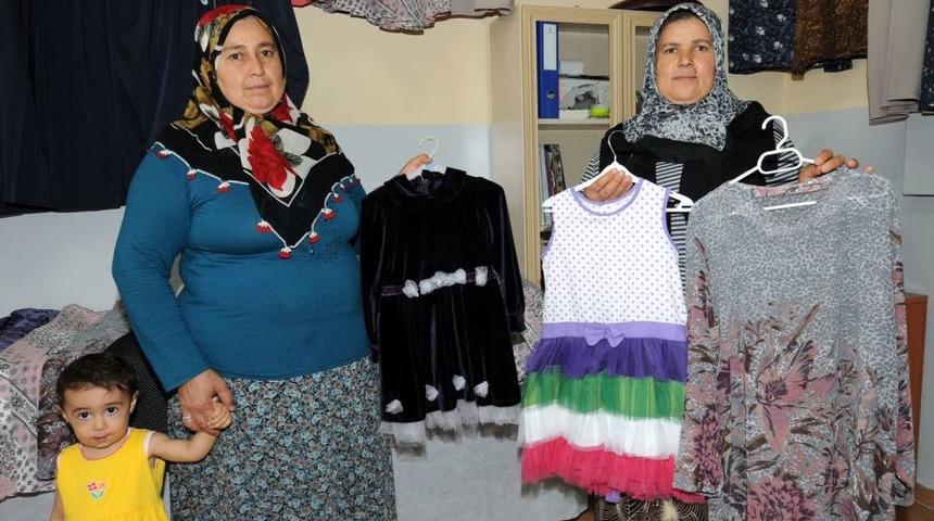 Kendi Bayramlıklarını Kendileri Dikiyor