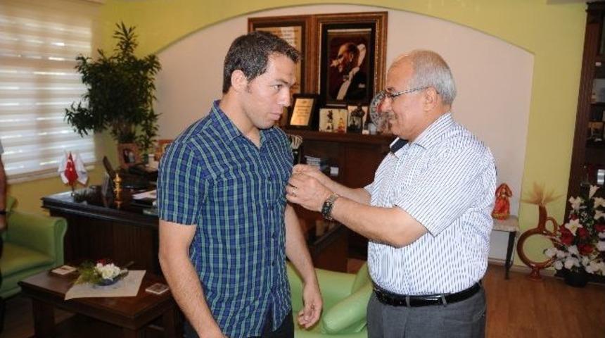 Tarsuslu Olimpiyat İkincisi G&uuml;reş&ccedil;iyi Başkan Kocamaz &Ouml;d&uuml;llendirdi