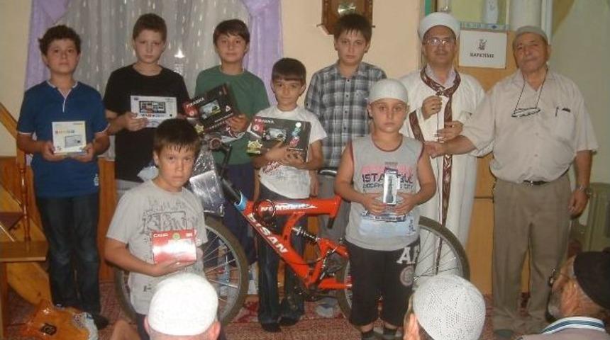 5 Vakit Camiye Gelen &Ccedil;ocuklar &Ouml;d&uuml;llendirildi
