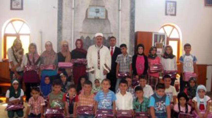 Yaz Kur&rsquo;an Kursuna Katılan 32 &Ccedil;ocuğa Ayakkabı Hediye Edildi