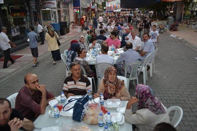 Ak Partiden Görkemli Halk İftarı