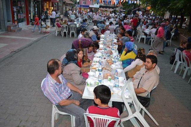 Ak Partiden Görkemli Halk İftarı