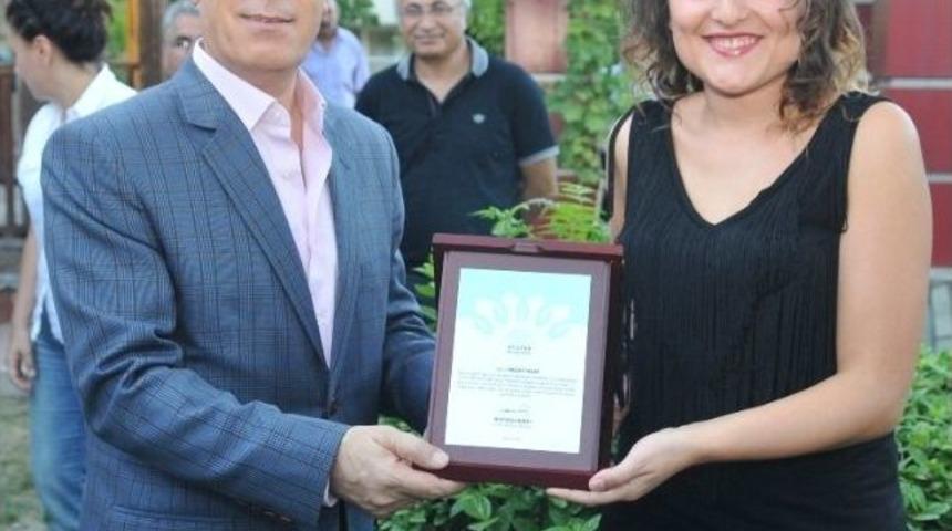 Bozbey &Ouml;d&uuml;ll&uuml; Tiyatrocuları Kutladı