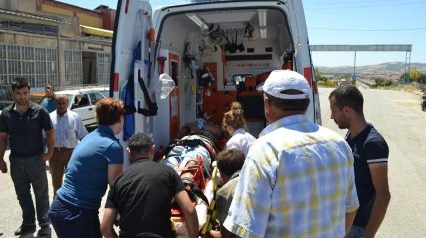 Kula'da Motosiklet Otomobile &Ccedil;arptı: 1 Yaralı