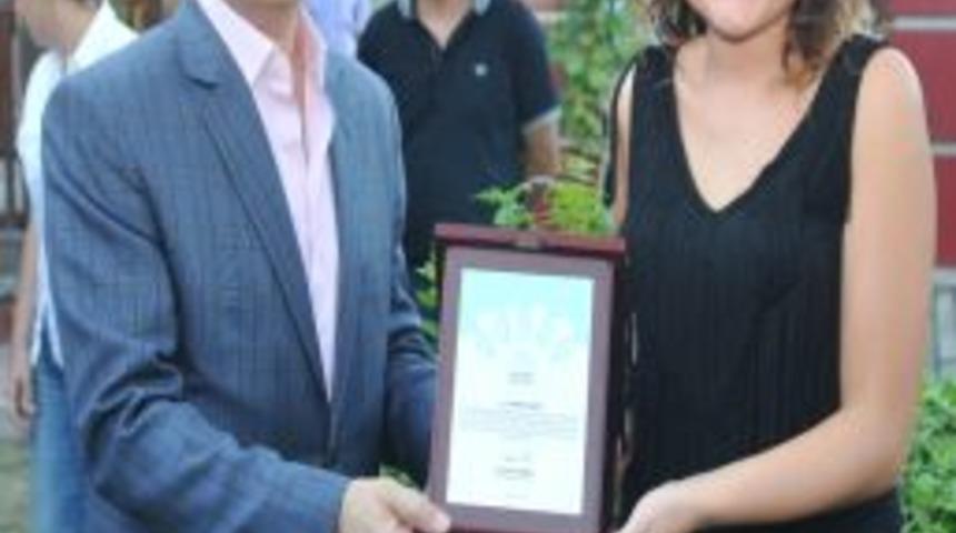 Bozbey&rsquo;den &Ouml;d&uuml;ll&uuml; Tiyatroculara Başarı Plaketi