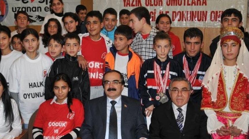 Sevgi Çocukları Eğleniyor