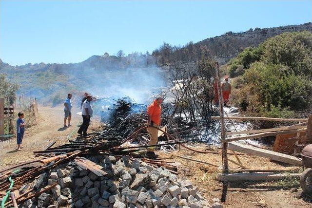 Urla İskele Mahallesindeki Yangın Yeri Yine Alev Aldı