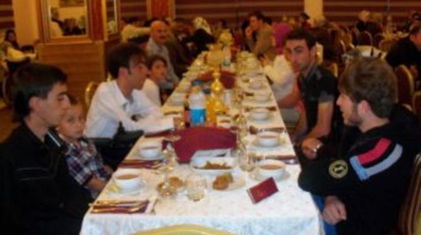 Engelli &Ccedil;ocuklar Ve Aileleri İftar Yemeğinde Buluştu