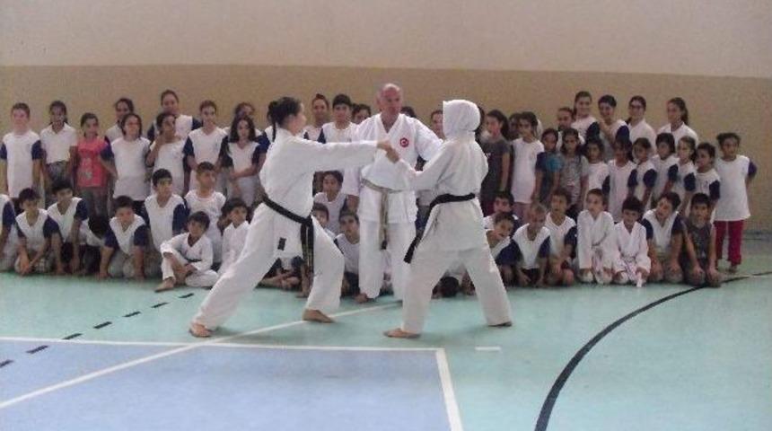 Kuran Kursuna Gittiler, Bedava Karate Kursu Kazandılar