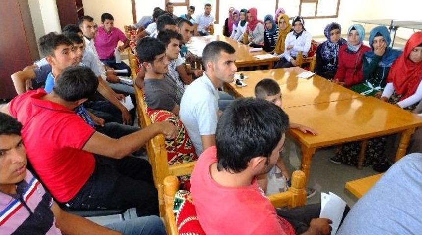 Başarılı &Ouml;ğrencilere Kaymakam Yazıcı'dan Altın &Ouml;d&uuml;l&uuml;