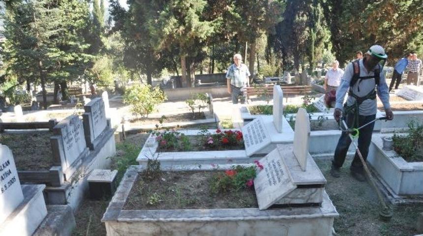 Ereğli&rsquo;de Bayram &Ouml;ncesi T&uuml;m Mezarlıklar Temizlendi