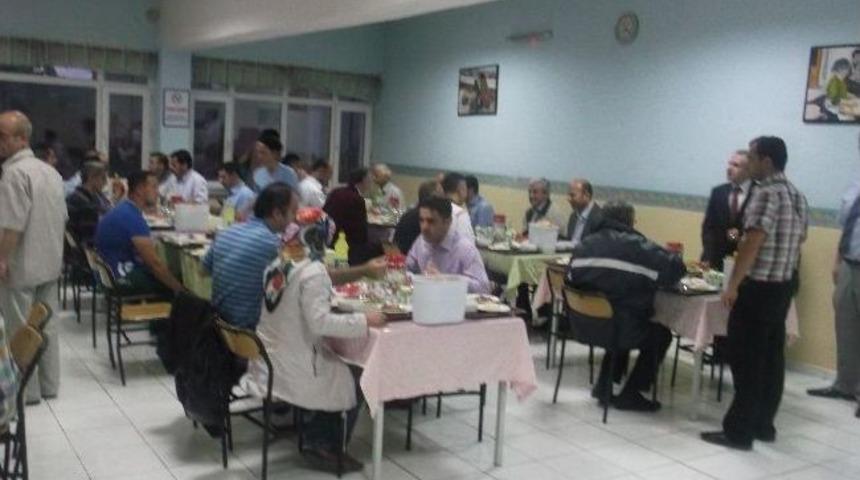 Yurtta Kalan &Ouml;ğrenciler, İftarda Bir Araya Geldi