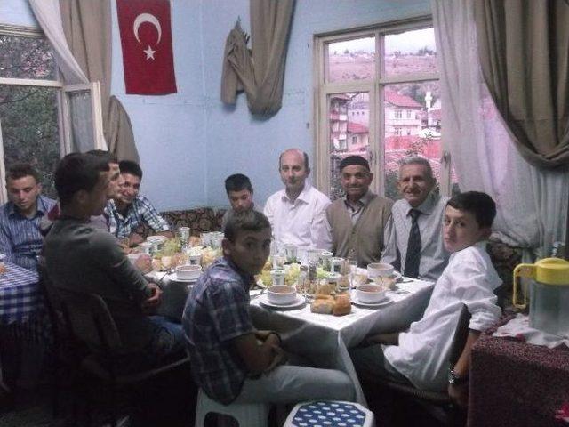 Yurtta Kalan &Ouml;ğrenciler, İftarda Bir Araya Geldi 2