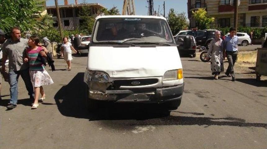 Otomobil Kamyonetle &Ccedil;arpıştı: 5 Yaralı