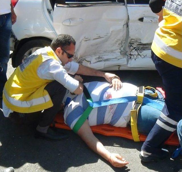 Otomobil Kamyonetle &Ccedil;arpıştı: 5 Yaralı 1