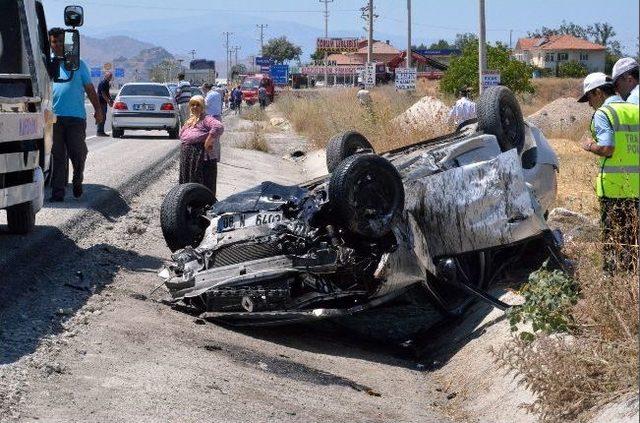 &Ccedil;orum da Otomobil Takla Attı: 2 Yaralı 1