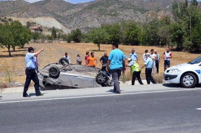 &Ccedil;orum da Otomobil Takla Attı: 2 Yaralı 2