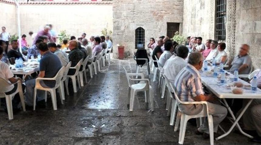 Adanalı Gazeteciler İftarda &lsquo;ulu Camii&rsquo;de Buluştu