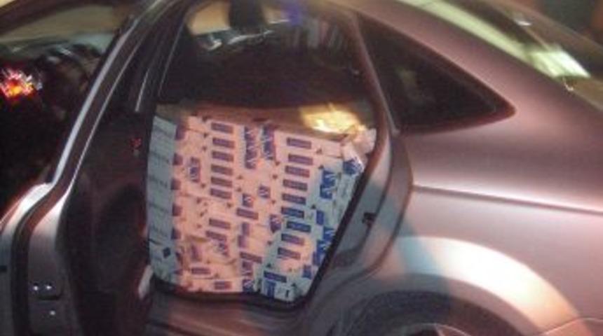 Polisten Ka&ccedil;an Otomobilde 25 Bin Paket Ka&ccedil;ak Sigara &Ccedil;ıktı