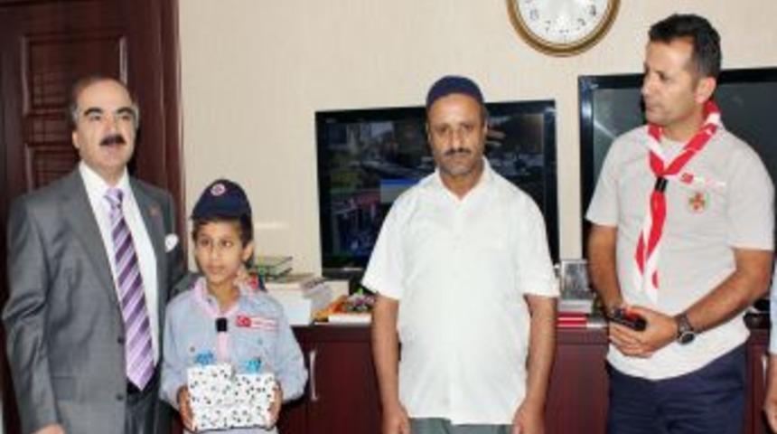 G&ouml;stericilerin K&ouml;pr&uuml;den Attığı &Ccedil;ocuk, Valiyi Ziyaret Etti