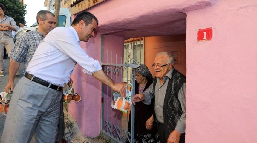 Esentepe&rsquo;de Hanımlara &Ccedil;i&ccedil;ek, &Ccedil;ocuklara &Ccedil;ikolata Dağıtıldı